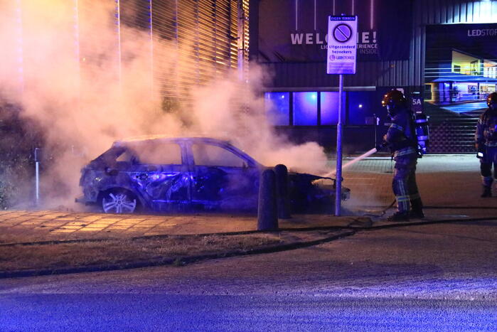 Auto verwoest na brand