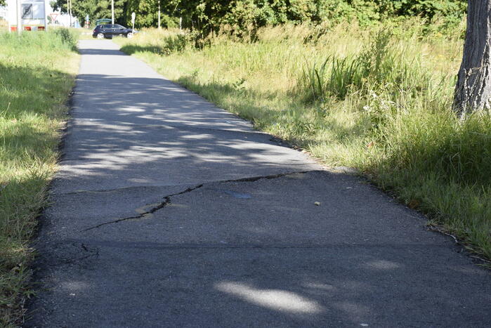 Wielrenner gewond na val door slecht wegdek