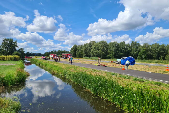 Zwaargewonde en dode na frontale aanrijding
