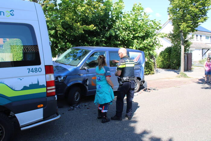 Belbus botst op geparkeerde bestelbus