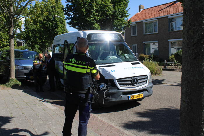 Belbus botst op geparkeerde bestelbus