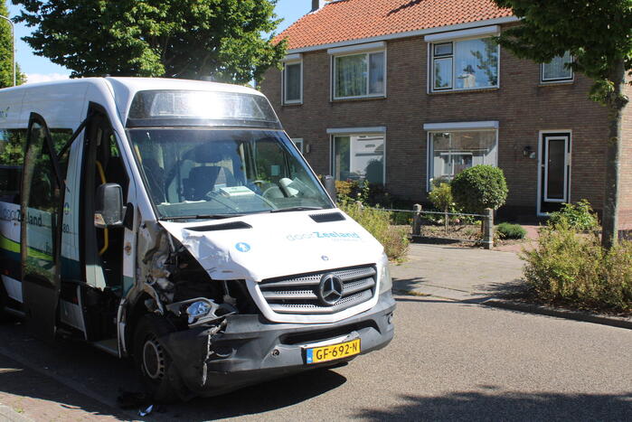 Belbus botst op geparkeerde bestelbus