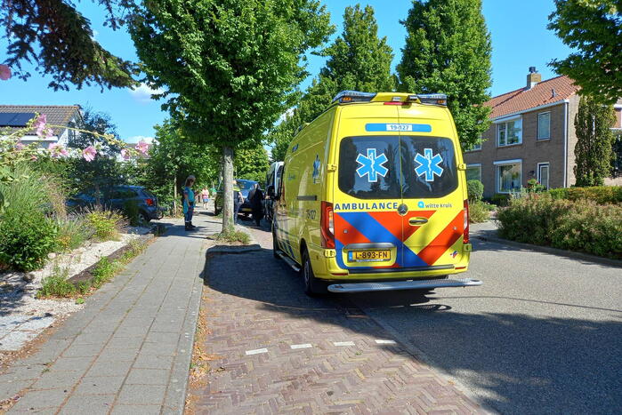 Belbus botst op geparkeerde bestelbus