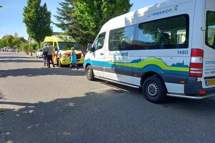 Belbus botst op geparkeerde bestelbus