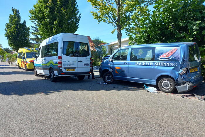 Belbus botst op geparkeerde bestelbus