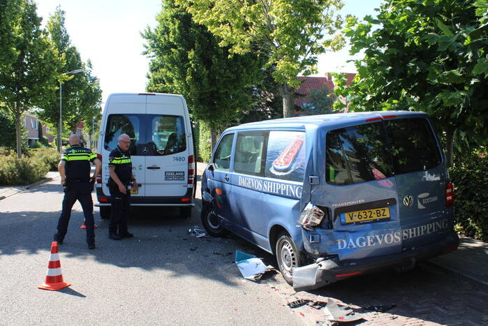 Belbus botst op geparkeerde bestelbus