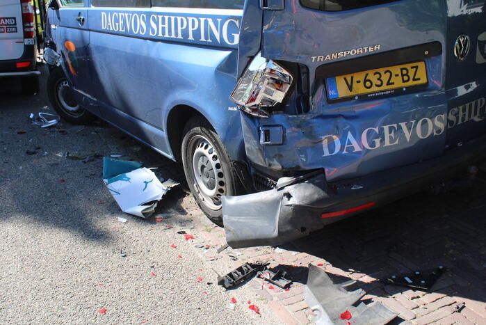 Belbus botst op geparkeerde bestelbus