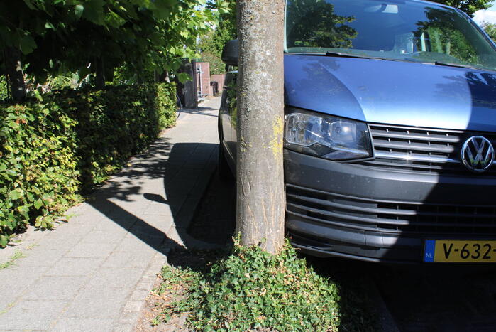 Belbus botst op geparkeerde bestelbus