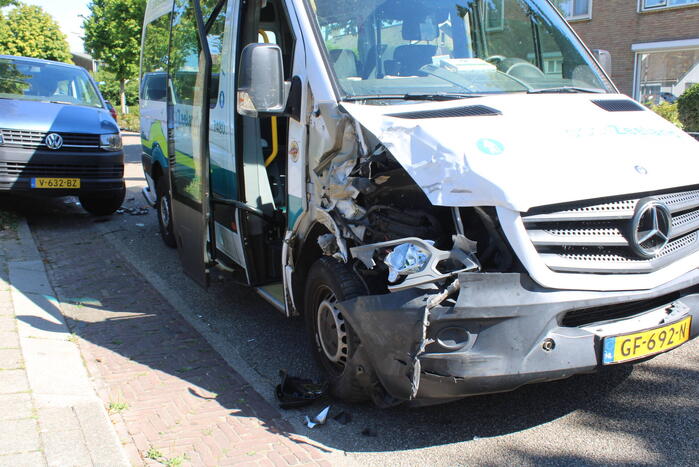 Belbus botst op geparkeerde bestelbus