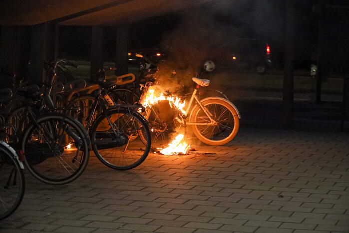 Fiets in fietsenstalling in brand gevlogen