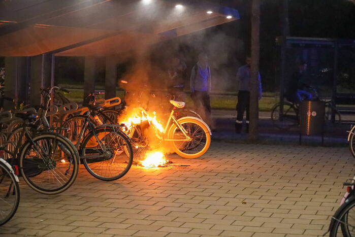 Fiets in fietsenstalling in brand gevlogen