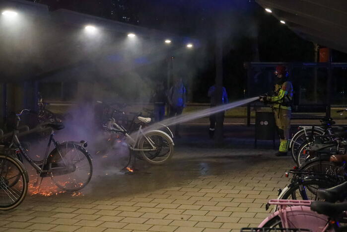 Fiets in fietsenstalling in brand gevlogen