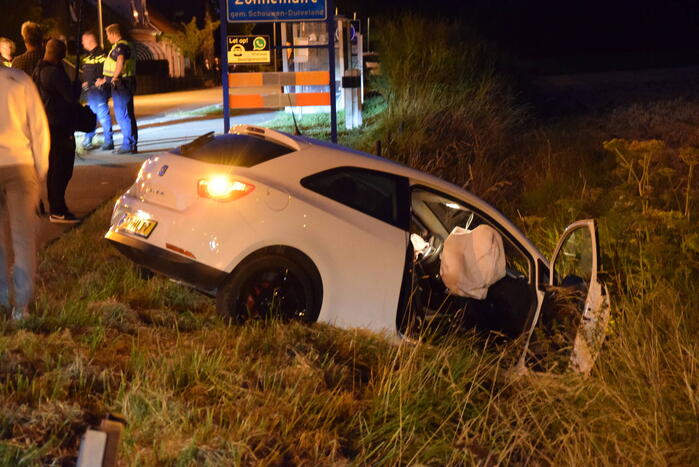 Personenauto belandt in greppel
