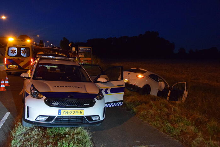 Personenauto belandt in greppel