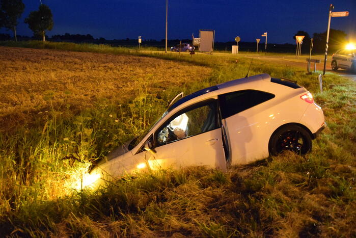 Personenauto belandt in greppel