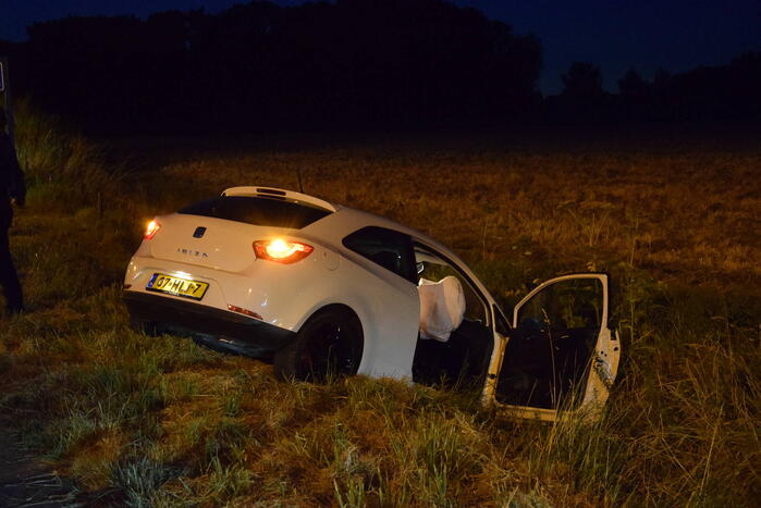 Personenauto belandt in greppel