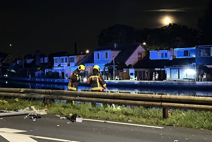Bestelbus beschadigd na botsing tegen vangrail