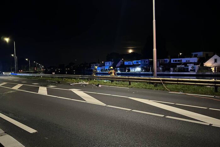 Bestelbus beschadigd na botsing tegen vangrail