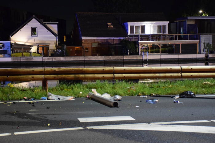 Bestelbus beschadigd na botsing tegen vangrail