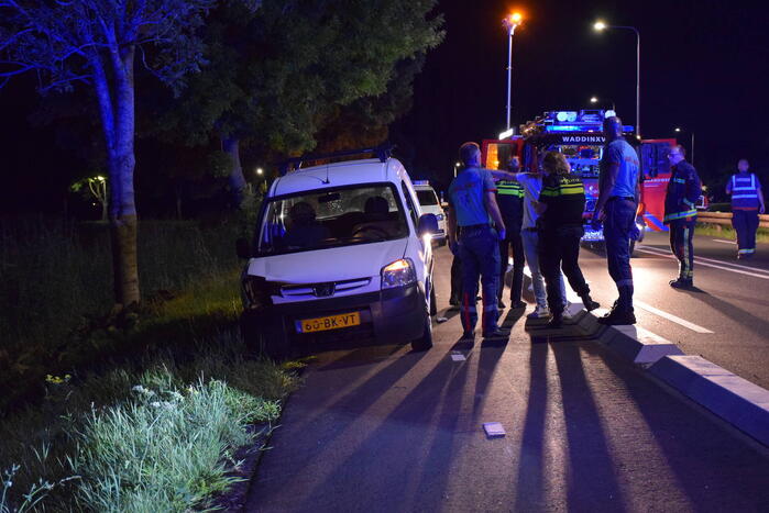 Bestelbus beschadigd na botsing tegen vangrail