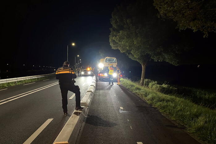 Bestelbus beschadigd na botsing tegen vangrail