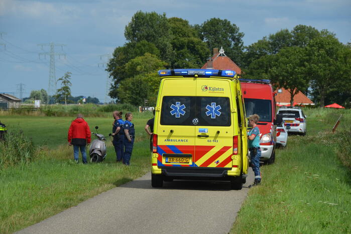 Persoon op scootmobiel belandt in sloot