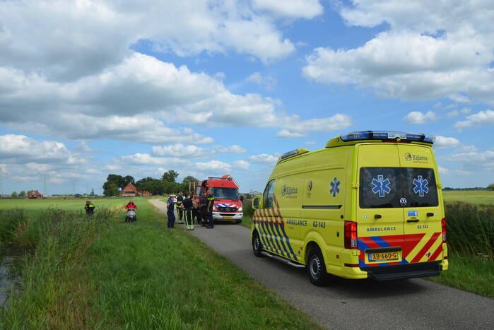 Persoon op scootmobiel belandt in sloot
