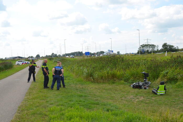 Persoon op scootmobiel belandt in sloot