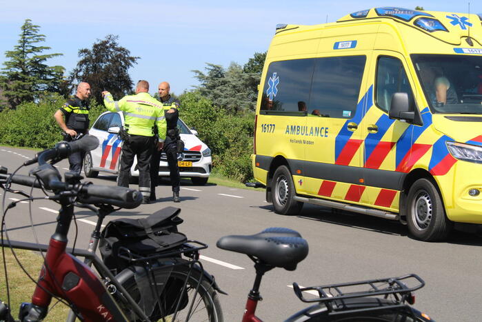 Fietster botst tegen paal en raakt gewond