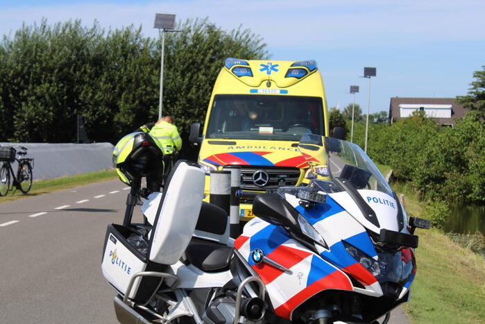 Fietster botst tegen paal en raakt gewond
