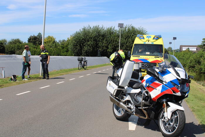 Fietster botst tegen paal en raakt gewond