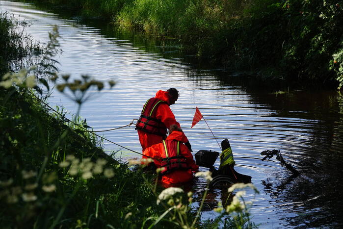 Brandweer haalt driewieler uit het water