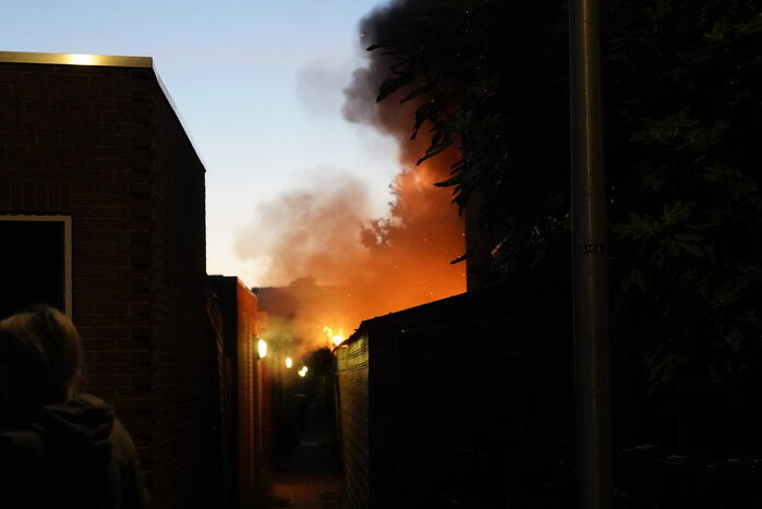 Schuur verwoest door uitslaande brand