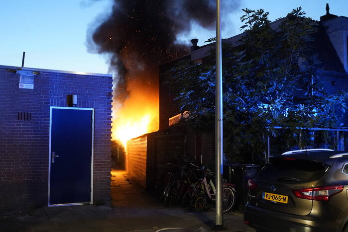 Schuur verwoest door uitslaande brand