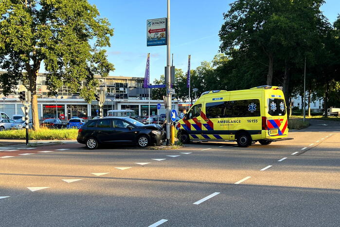 Automobilist gewond bij botsing tegen lantaarnpaal