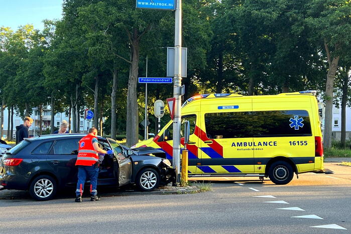 Automobilist gewond bij botsing tegen lantaarnpaal