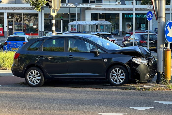 Automobilist gewond bij botsing tegen lantaarnpaal