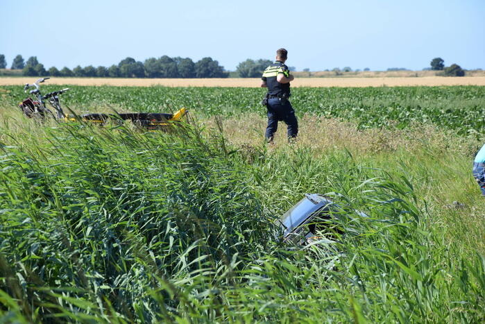 Automobilist raakt van de weg en belandt in sloot