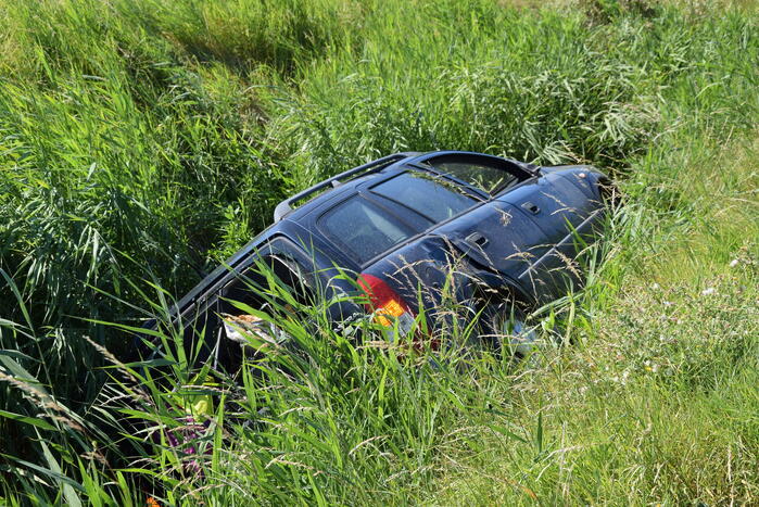 Automobilist raakt van de weg en belandt in sloot