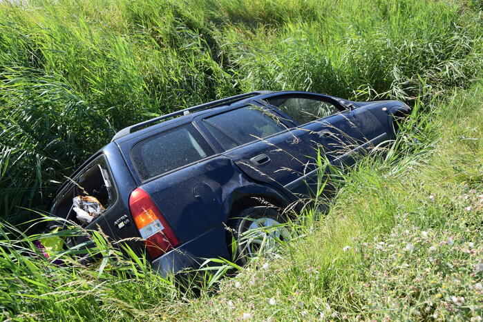 Automobilist raakt van de weg en belandt in sloot