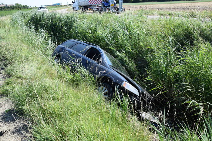 Automobilist raakt van de weg en belandt in sloot
