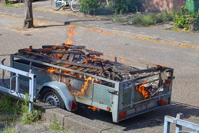 Aanhanger met sloopafval in brand