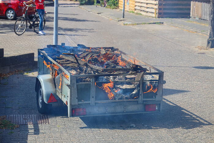 Aanhanger met sloopafval in brand