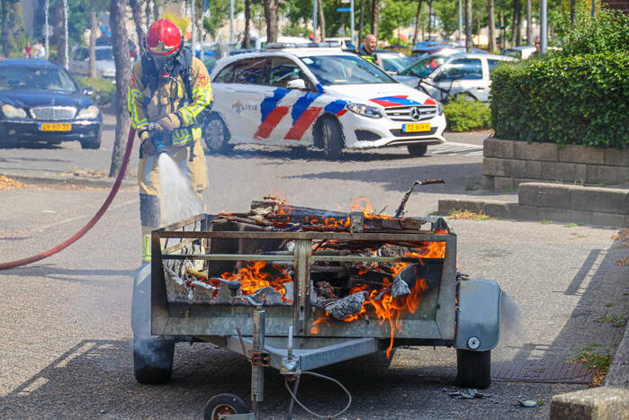 Aanhanger met sloopafval in brand