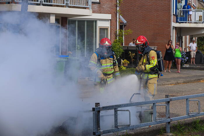 Aanhanger met sloopafval in brand