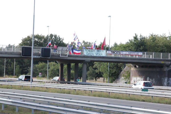 Vlaggenactie op viaduct van snelweg