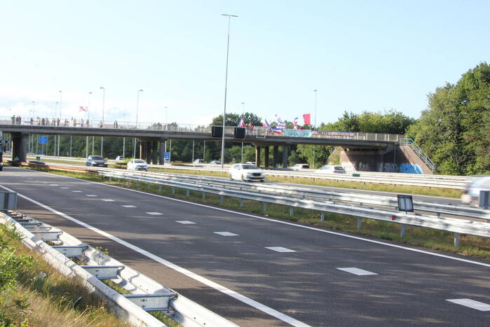 Vlaggenactie op viaduct van snelweg