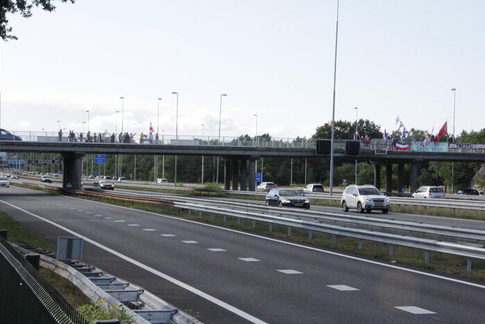 Vlaggenactie op viaduct van snelweg