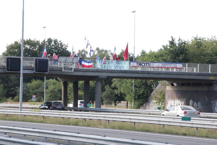 Vlaggenactie op viaduct van snelweg