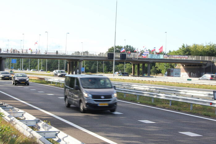 Vlaggenactie op viaduct van snelweg